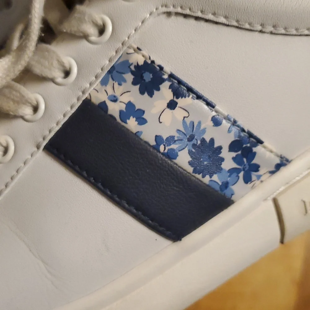 Kate Spade New York Keswick 2‎ White Leather Sneaker With Blue Floral Size 9B